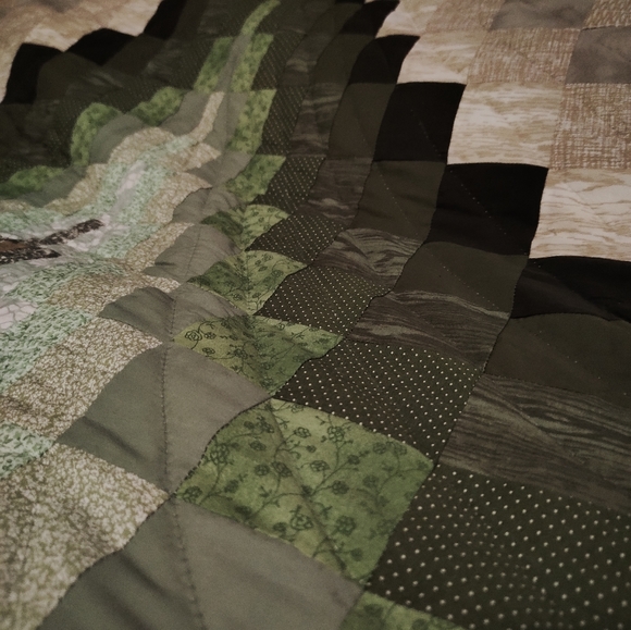 Amish made bargello quilt 104x114 - Picture 2 of 3